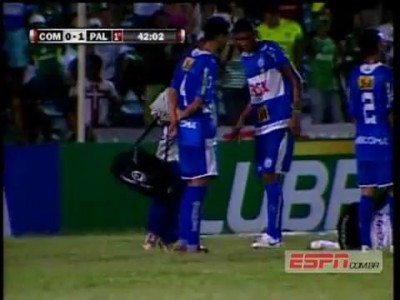 Веселый медик на футбольном поле