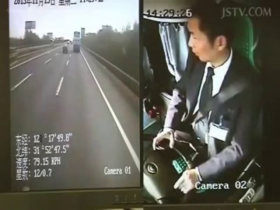 Водтель автобуса пытался проверить email .