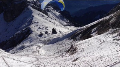 Взлет параглайдера с горы Pilatus
