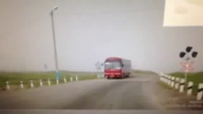 Поезд столкнулся с автобусом