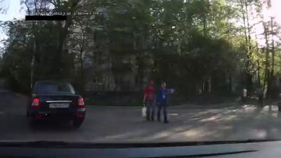 Ребенок во дворе