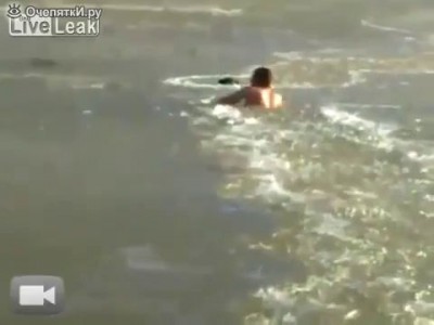 Парень спасает собаку