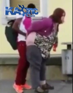 на улице с негритенком