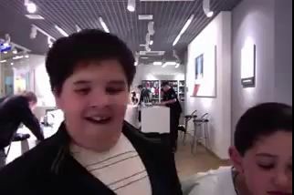 Парень в Apple store зажигает