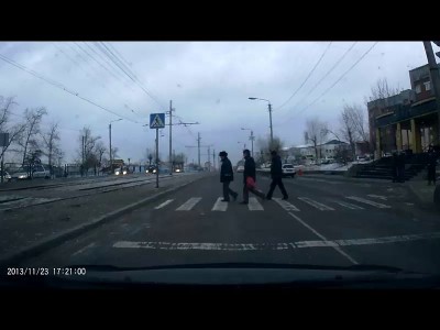 Чуть не сбил пешеходов таксист
