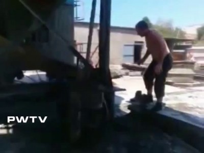 Идиот ныряет в бочку