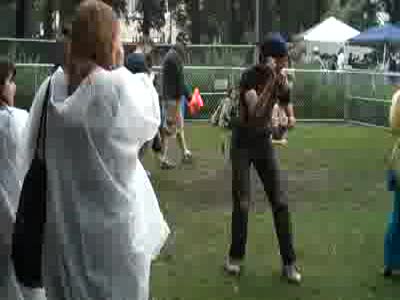 Чувак танцует