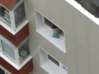 Ребенок на подоконнике  12 этажа  УЖАС