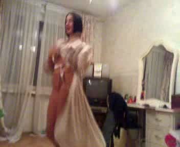 Девушка танцует