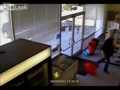 Дед заехал в магазин