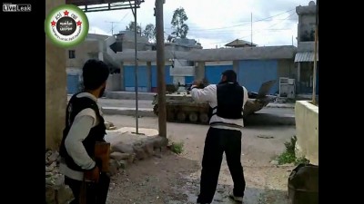 Танковый снаряд попадает в боевика 1