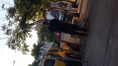 Дядька потерял сигаретку.