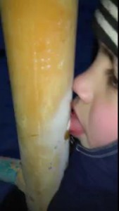 языком к трубе