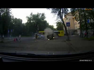 ВАЗ опрокинул КИА в Пскове
