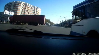 Автомобиль зацепился за провода