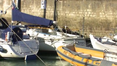 Lolo tombe dans le Port de Saint Martin en Ré en Yamaha FJR 1300