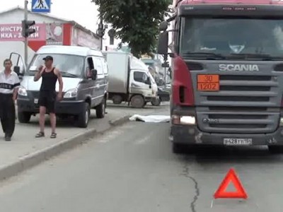 В Новосибирске женщину переехал бензовоз