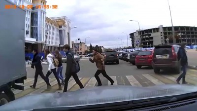 Перебегает на красный