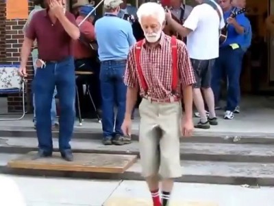 дед выкаблучивает