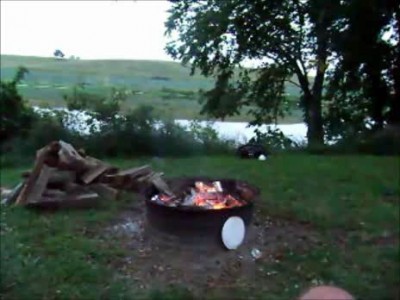 банка бобов в костре