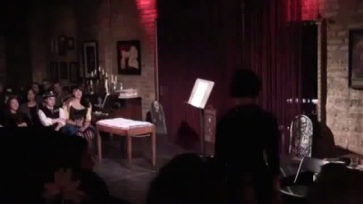 Девушка трясет попой в такт музыки