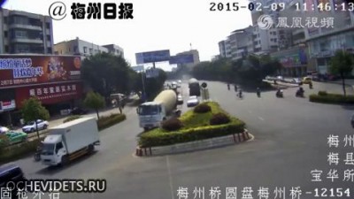 В Китае бетономешалка раздавила легковушку