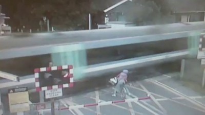 Terrifying level crossing near-miss at Waterbeach, Cambridgeshire