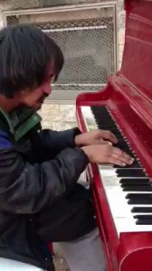 Бездомный парень. Его собственное творение ...