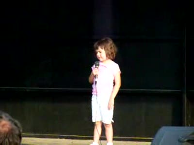 Маленькая девочка зажигает вечеринку