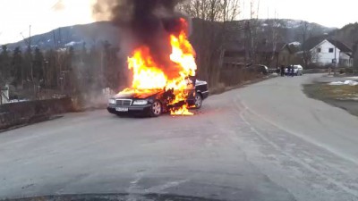 Пожарные упустили горящий автомобиль