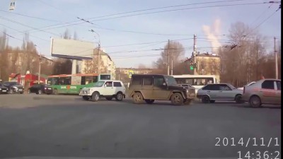 А ну-ка попробуй проехать на свой зеленый?