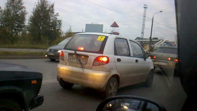 машинка машет хвостиком