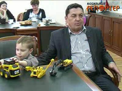 Мальчик рулит экскаватором