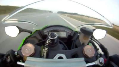 Kawasaki wird bei Tempo 300 km/h von einem Audi RS6 überholt !!!!