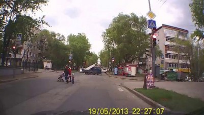 Женщина погибает под колесами грузовика.