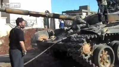 Обезьяны захватили танк