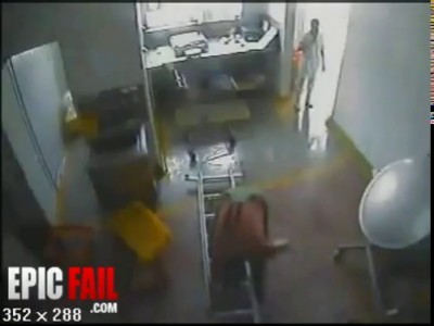 У ремонтника поехала лестница