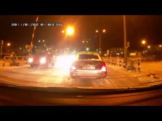 Заниженный ТАЗ потерял свое достоинство на ж/д переезде