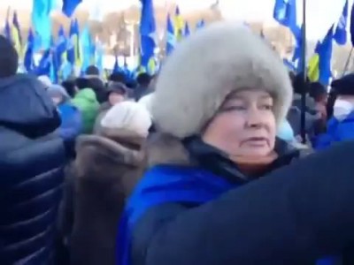 Женщина высказывает свое мнение о Евромайдане