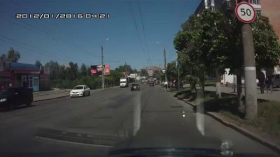 28 05 2014 хьюндай акцент чуть не сбил девочку, но проехал по ногам