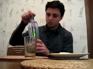 Чувак с Украины выпил 0,7 Хортицы     и пошел гулять =