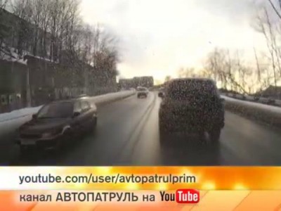 Автомобилист ломает дворники