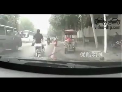 Скутер наехал на кабель