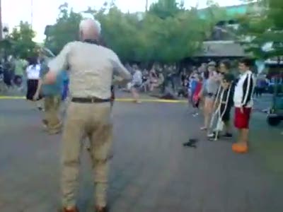 Дед танцует хип-хоп