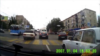 Девушка спешит на троллейбус