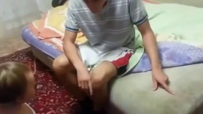 Девочка ругает маму. Это что то)))