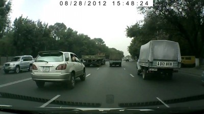 Мелкий отжигает на дороге