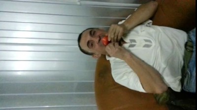 На спор, слопать яблоко за два укуса:)