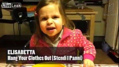 Маленькая девочка исполняет тяжелый рок