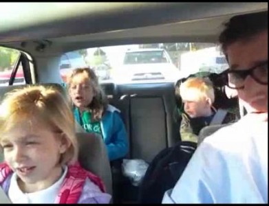 Папа везет детей в школу